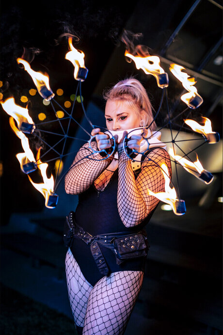 Cyra The Fire Sorceress beautiful actress pics