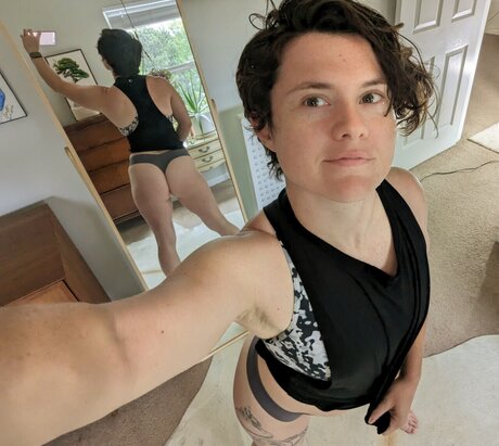 Evie Pierce naked pornstar image