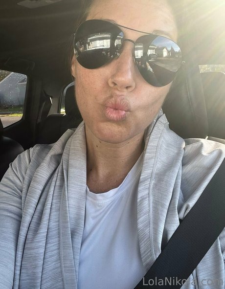 lolanikolavip model top image