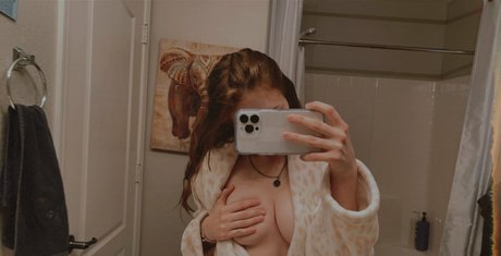 Izzysclub nude model picture