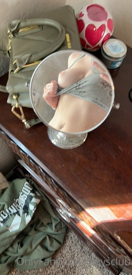 Izzysclub model naked img