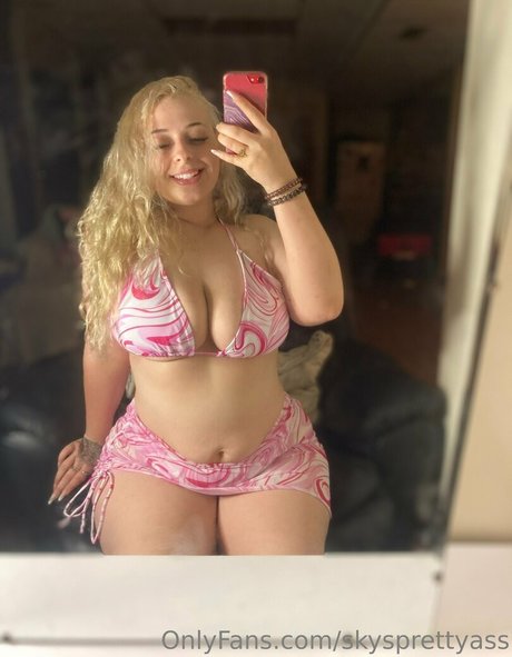 skysprettyass adult model image