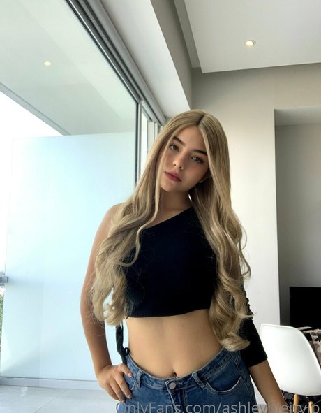 ashleybleirvip naked pornstar gallery