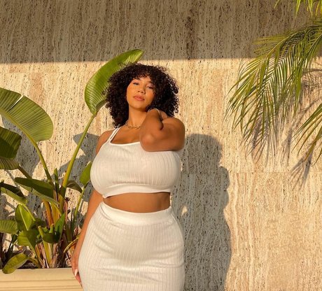 Katelyn Folasade model high quality photo