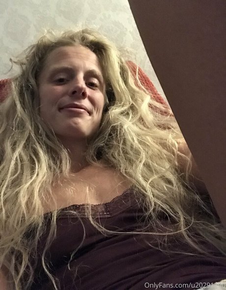 hornycavegirl sexy model image