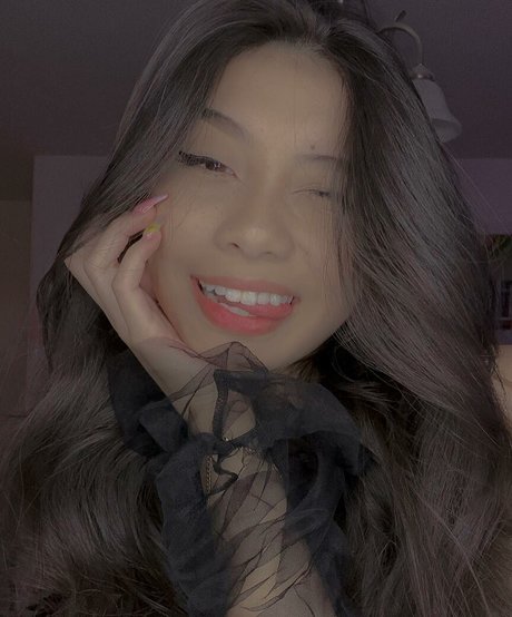 Trin Lovell hot star pic