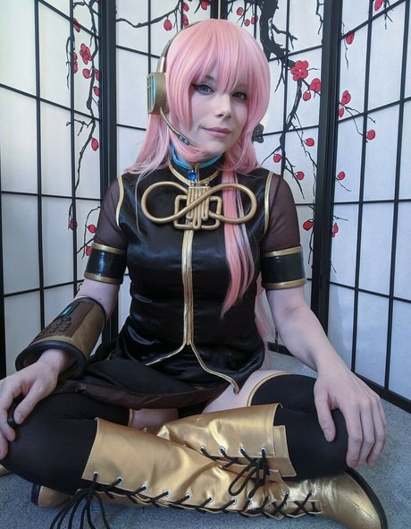 Dera Megurine naked star image