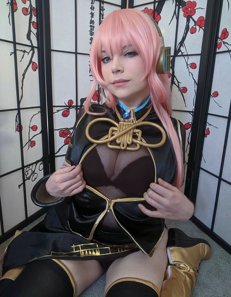 Dera Megurine naked model image