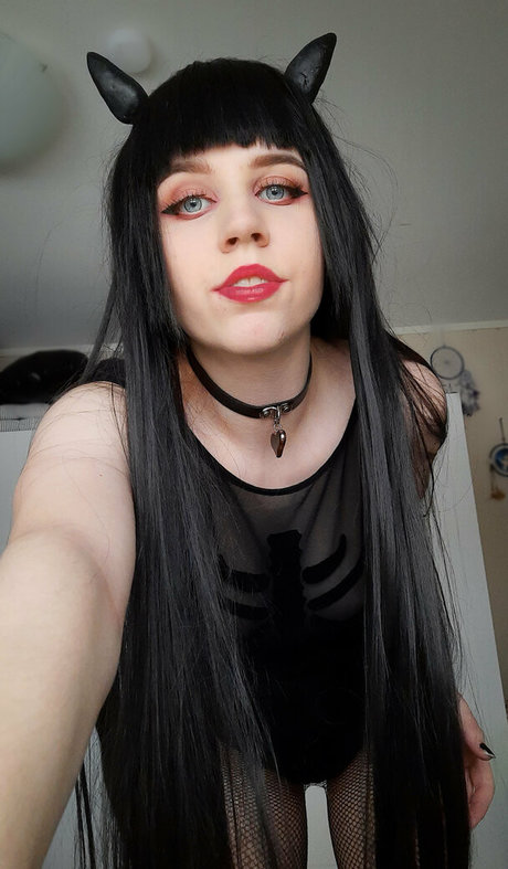 vampiie model naked image