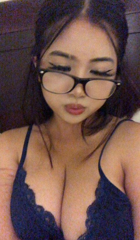 Ninannguyyen sexy model photo