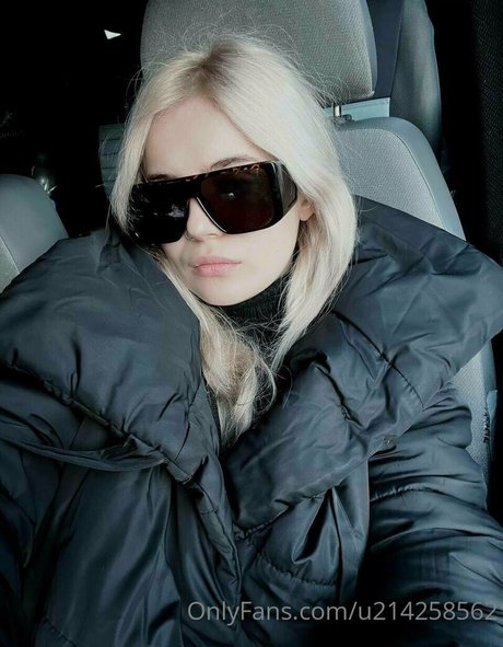 thedakotaa sexy star img