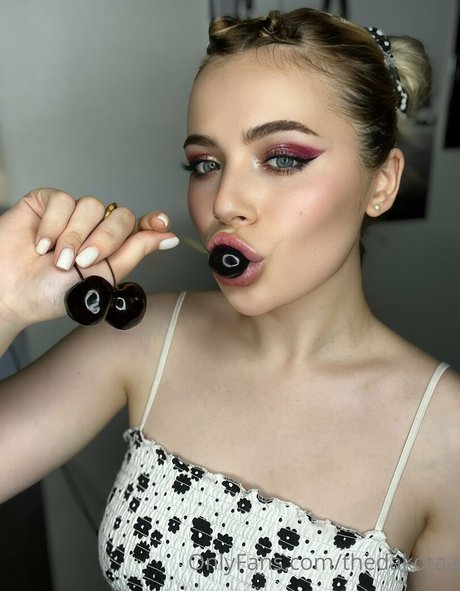 thedakotaa nice actress photo