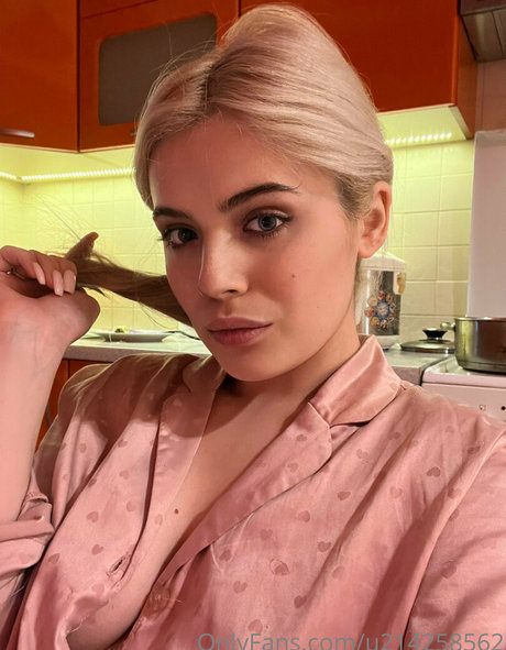 thedakotaa sexy actress pics