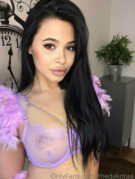 thedakotaa sexy actress photos