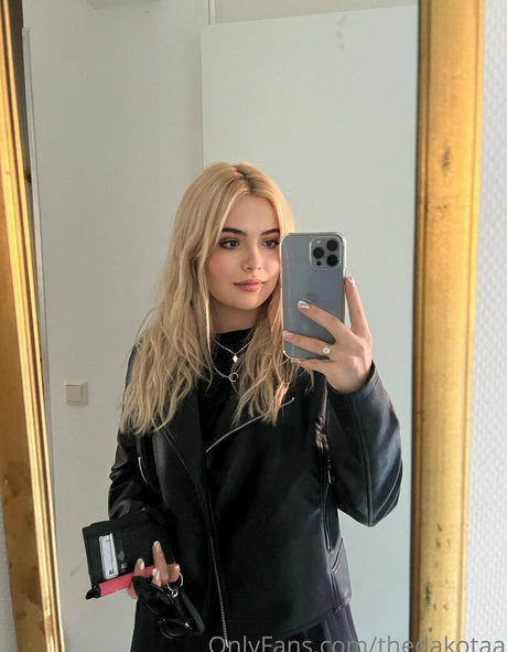 thedakotaa pornographic model images