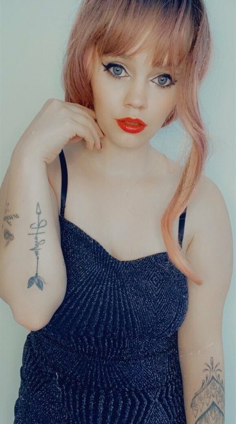 arrynnnfree model nude pic