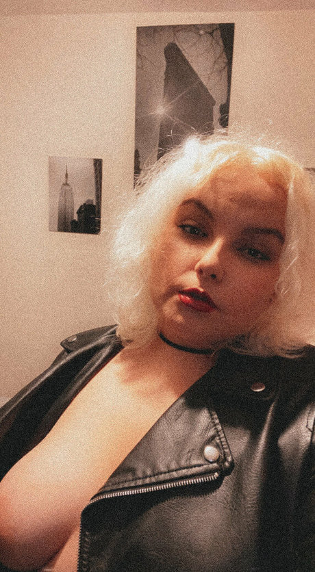 moniiquefox sexy actress img