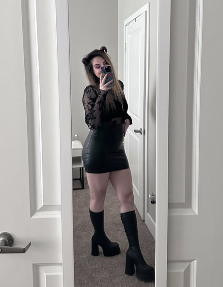 Sloane Wolf star free photos