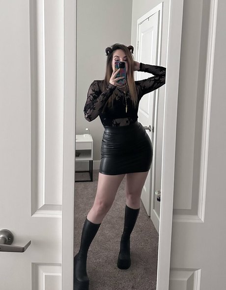 Sloane Wolf model adult images