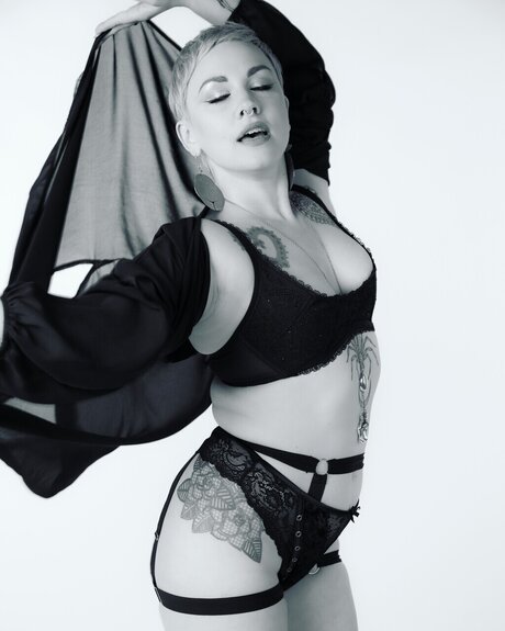 Artemis DAMI ana DeFoyne model pretty image