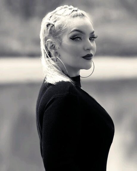 Ivey MayI model high quality pics