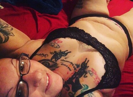 Thickntatted model adult img