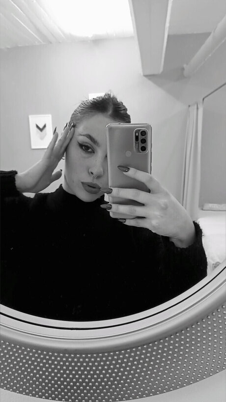 Amoret SEXTING VC erotic actress archive