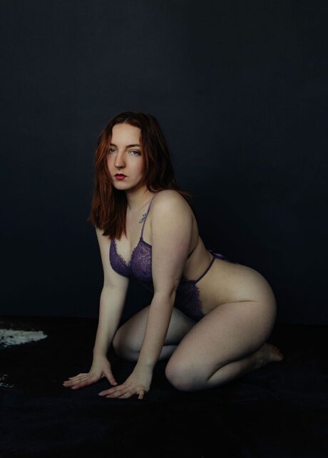 bella naked star photo