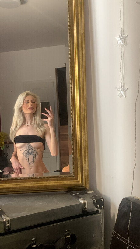 Faith Wild_ sexy pornstar img