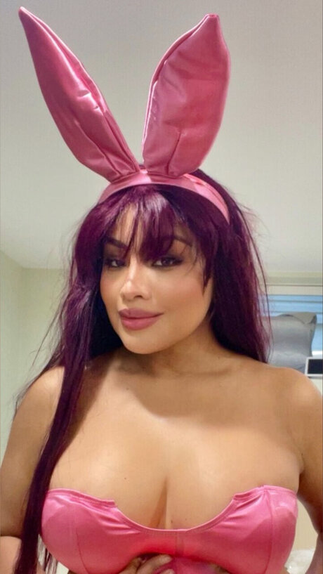 Mia Lit beautiful model image