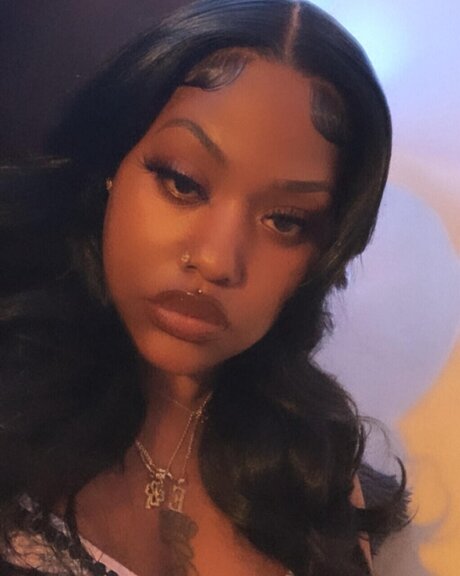 Big Eve model naked image