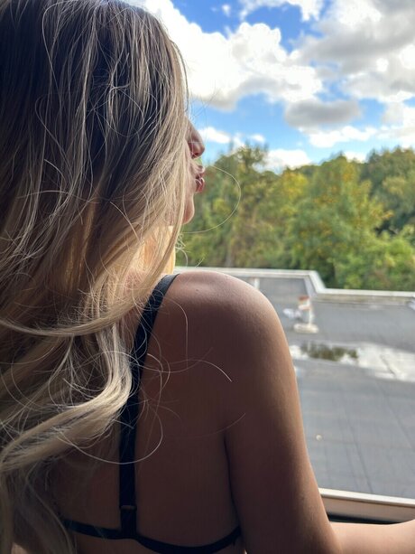 Hot Lola 18yo_ adult star image