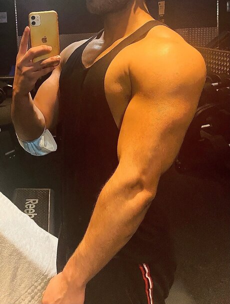 Ryry flexes free pornstar pic