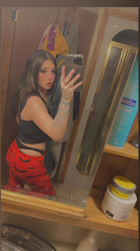 LaSsIe W aSsY_ pretty model image