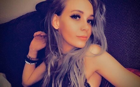 Risqu Vixenn high quality model photo