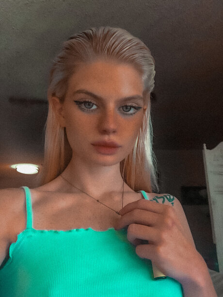 L koi model adult photo