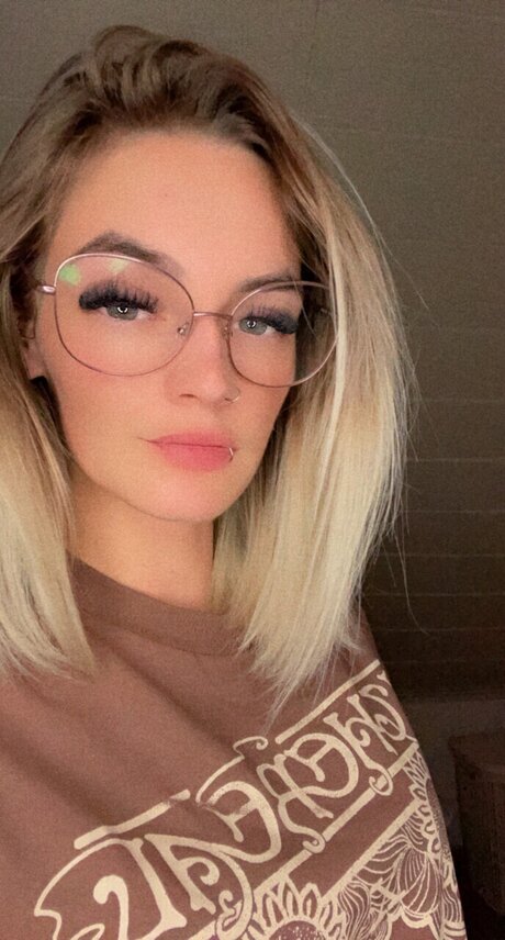 Isi LS high quality pornstar image