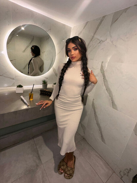 Yara BUENO star hot img