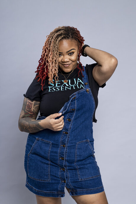 Samia Burton pretty pornstar photos