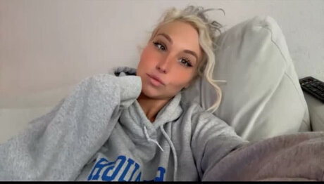 Briiiii_ model pornographic photo