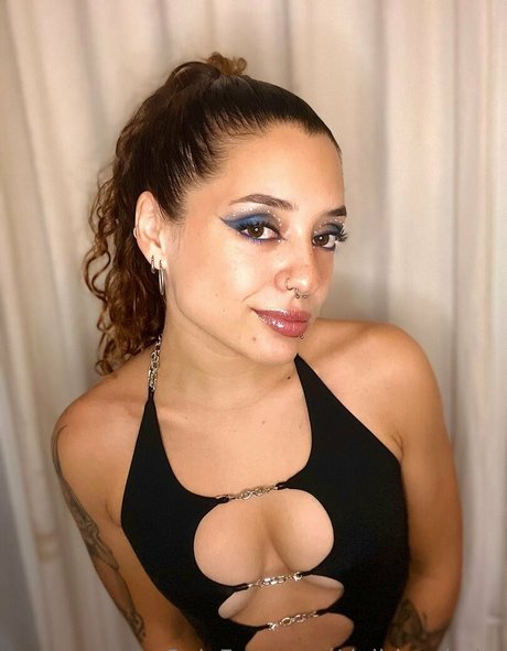 deliriousbaby nude model photo