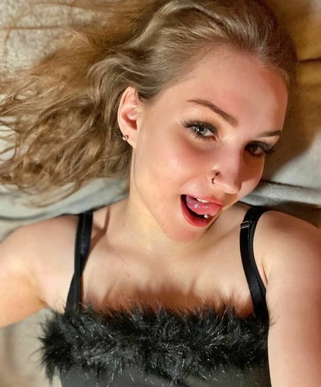 Stormy Fox sex model img