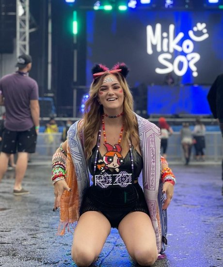 Chloe Moniz hd actress photo