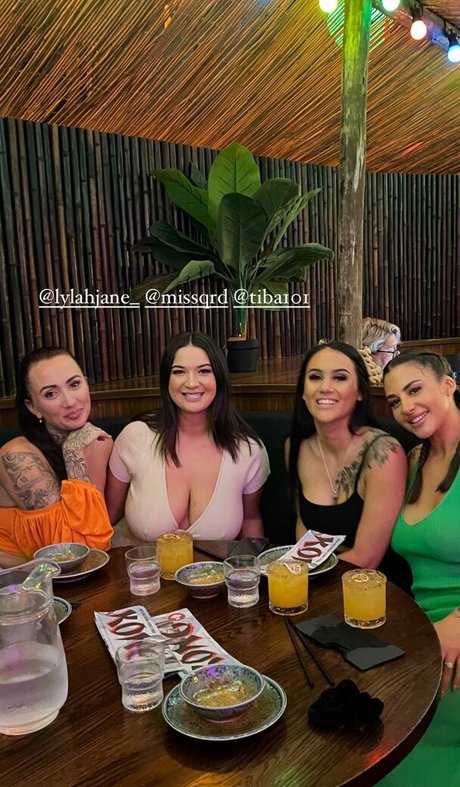 buxom babenz model pornographic pictures