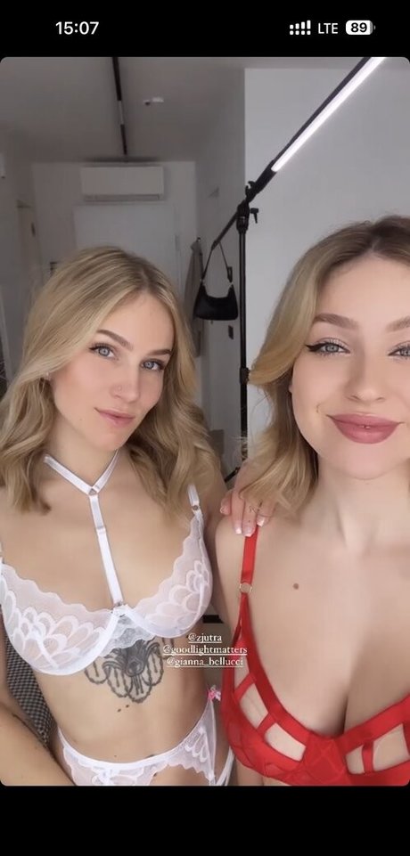 Nadja Arhar art model pic