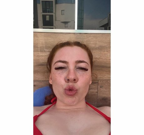 Molly Capper Profile pic