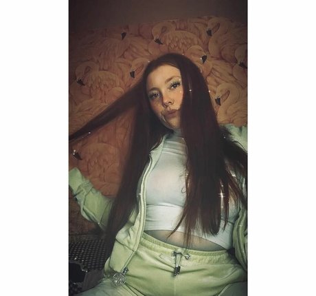 Molly Capper xxx model photo