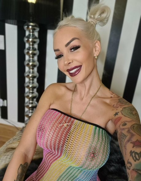 blondiebombxxx nudes model picture