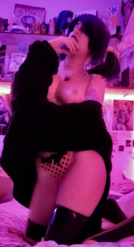 Camu Valoy model art pictures