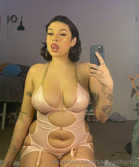 sativashortie model hot pic